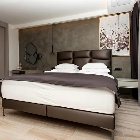 Rhapsody 1 Aurelia 1 *