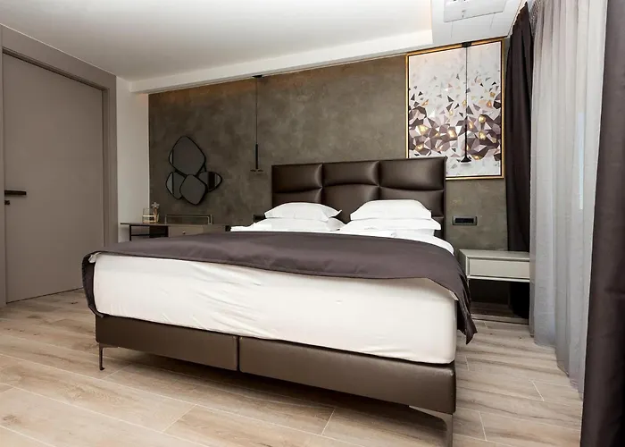 Rhapsody 1 Aurelia 1 *